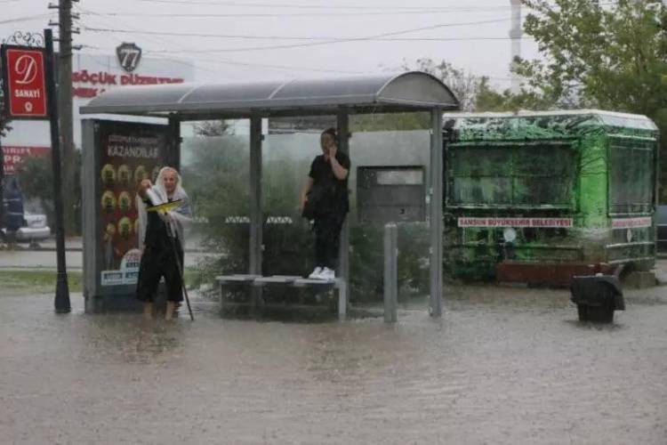 Թուրքիայում հորդառատ անձրևների հետևանքով տները լցվել են ջրով, ճանապարհները կաթվածահար են, երթևեկությունը դադարեցվել է