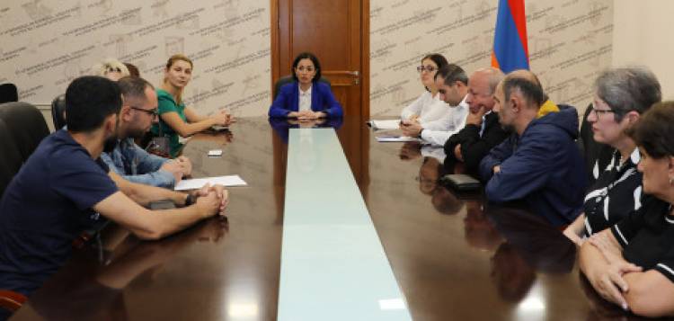 Ի՞նչ է քննարկել Ժաննա Անդրեասյանը բողոքի ակցիա իրականացնող ուսուցիչների հետ