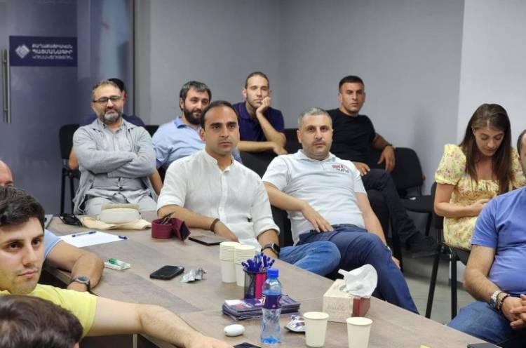 Փաշինյանն ու կինը կեսգիշերին գնացել են ՔՊ-ի շտաբ. «Հրապարակ»
