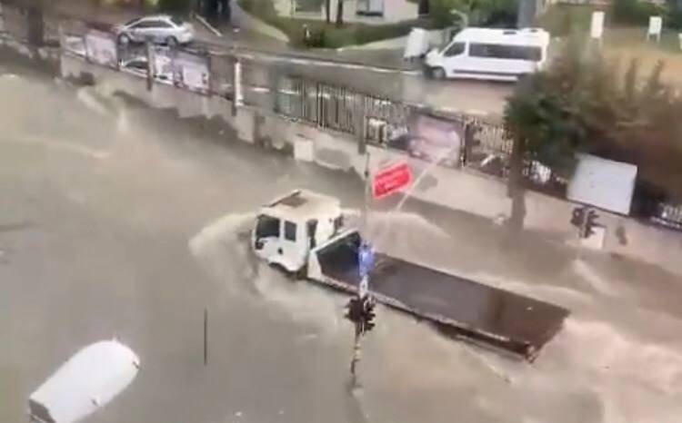 Տեսանյութ.Ստամբուլի փողոցները հեղեղվել են հորդառատ անձրևներից հետո
