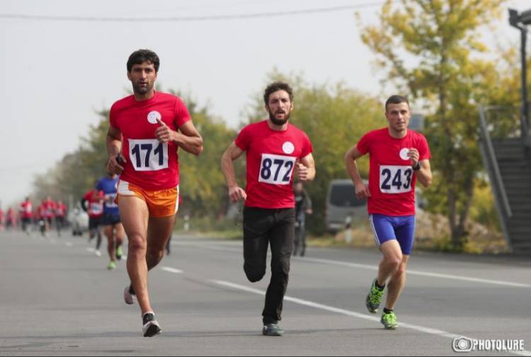 Արցախը ռմբակոծում են, սրանք՝ վազում․ «Հրապարակ»