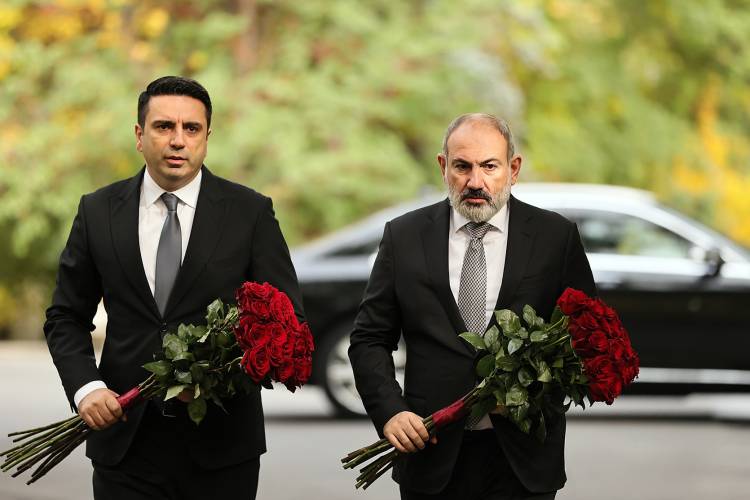 Նիկոլ Փաշինյանն ԱԺ-ում հանդիպել է թիմակիցներին