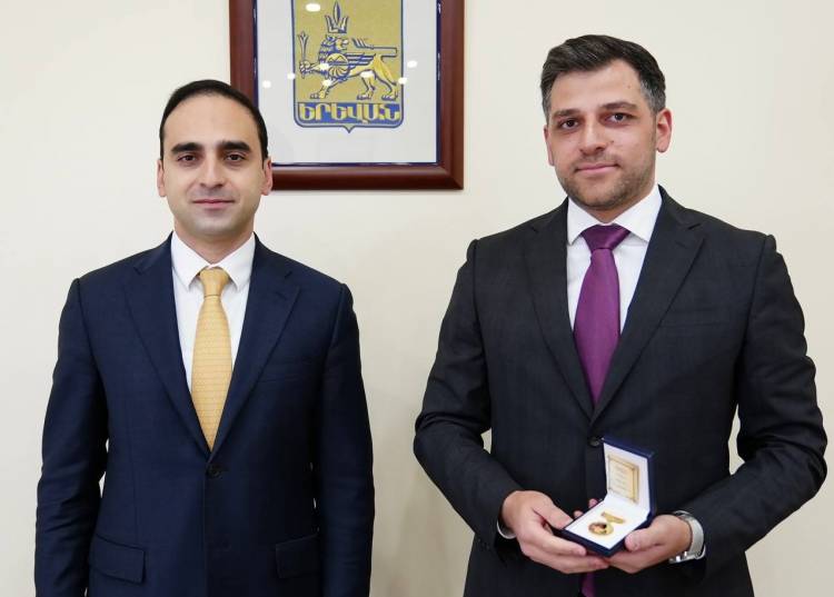Երևանի փոխքաղաքապետը մեդալով է հեռանում պաշտոնից