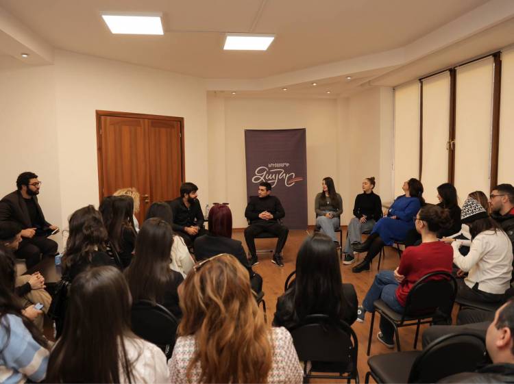 Լևոն Քոչարյանը հանդիպում-քննարկում է ունեցել մի խումբ ուսանողների հետ