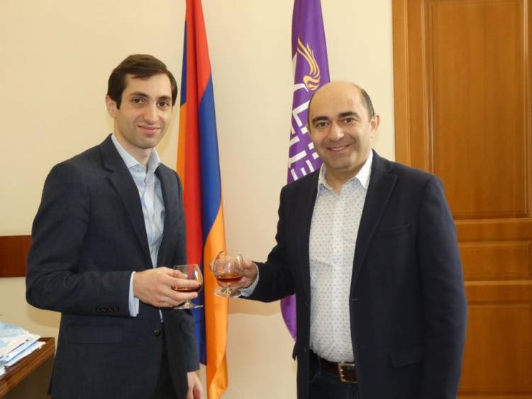 Կուսակցության մեջ կան բազմաթիվ հարցեր, որոնք վերանայման ենթակա են. Խաժակյանը դուրս կգա՞ «Լուսավոր Հայաստանից»