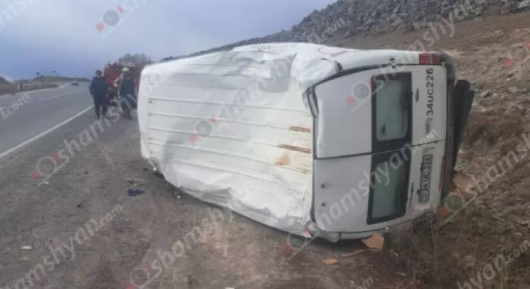 Ավտովթար՝ Սյունիքի մարզում. Ford Transit-ը անհայտ հանգամանքներում կողաշրջվել է