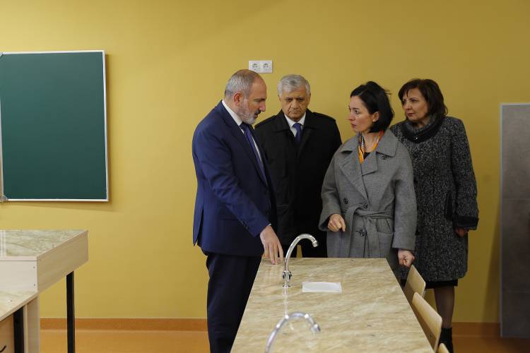 Փաշինյանն այցելել է Ջրառատի նորակառույց միջնակարգ դպրոց