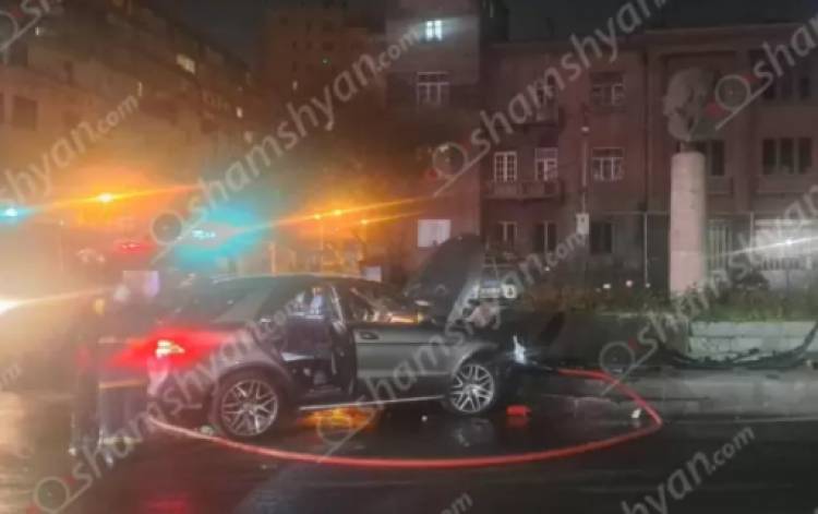 Mercedes-ը Սախարովի հրապարակում բախվել է արձանի բազալտե եզրաքարին ու բռնկվել. կա վիրավոր