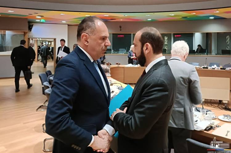 Արարատ Միրզոյանն ու Հունաստանի ԱԳ նախարարը քննարկել են երկկողմ օրակարգի ընդլայնումը