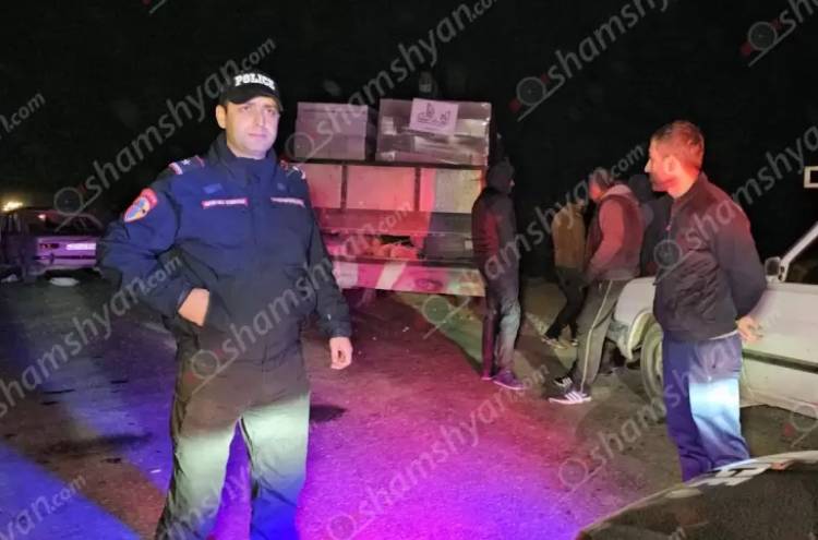 Արարատում բախվել են КамАЗ-ն ու Vaz 01-ը․ վիրավոր կա