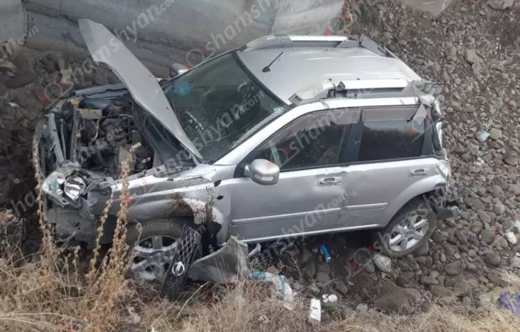 Խոշոր վթար՝ Գեղարքունիքում․ Nissan-ը բախվել է կամրջի բետոնե հատվածին ու հայտնվել ձորում․ կան վիրավորներ