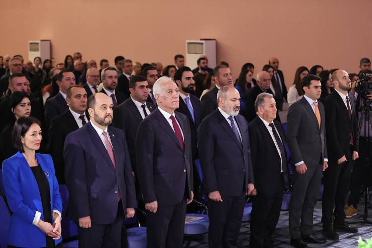 Փաշինյանը մասնակցել է ԳԱԱ-ի 80-ամյակին նվիրված նիստին և հանձնել մրցանակներ