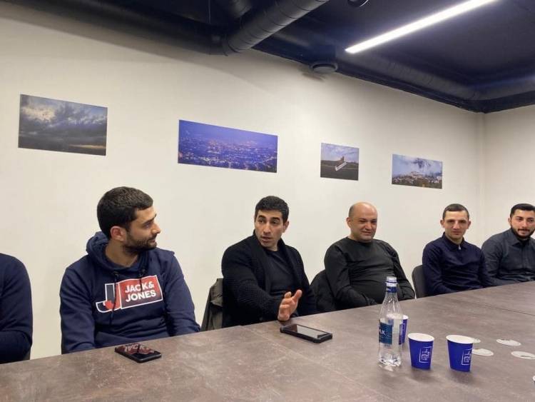 Լևոն Քոչարյանը հանդիպել է արցախցիներին օգնող կազմակերպության ներկայացուցիչների հետ (լուսանկար)