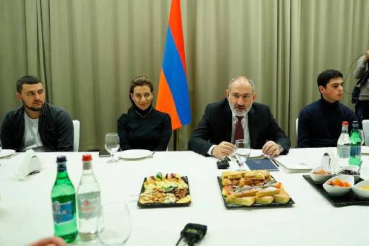 Աննա Հակոբյանն ու Փաշինյանը Ջերմուկում ճաշել են զինհաշմանդամություն ունեցող տղաների հետ