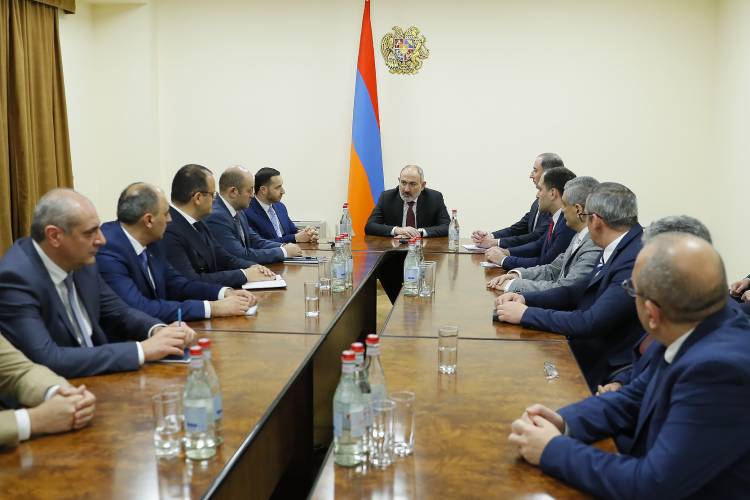 Փաշինյանը ԲՏԱ նախարարության աշխատակազմին է ներկայացրել նորանշանակ նախարարին