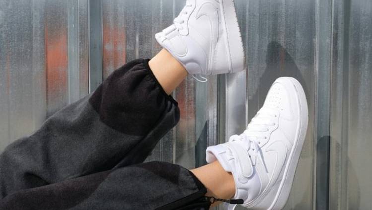 Ինչպե՞ս տնային պայմաններում մաքրել սպիտակ սպորտային կոշիկները 