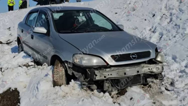 Արտակարգ դեպք ՝ Կոտայքում. Opel-ի վարորդը Կանանց գաղութի մոտ ընկել է ձնակույտի մեջ, բախվել գազատար խողովակին