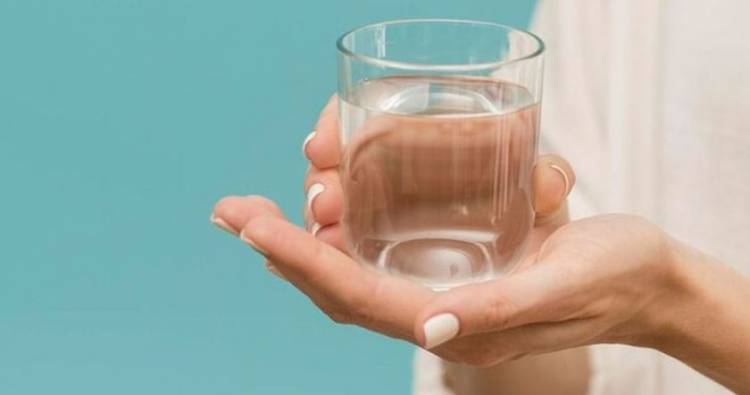 Սննդաբան Մանսուրովան բացատրել է, թե ինչու է չափավոր տաք ջուր խմելն օգտակար