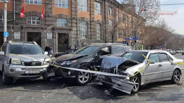 Վթար՝ Երևանում. բախվել են Nissan X-Trail-ը, Toyota-ն և Mercedes-ը, վիրավոր երեխա կա