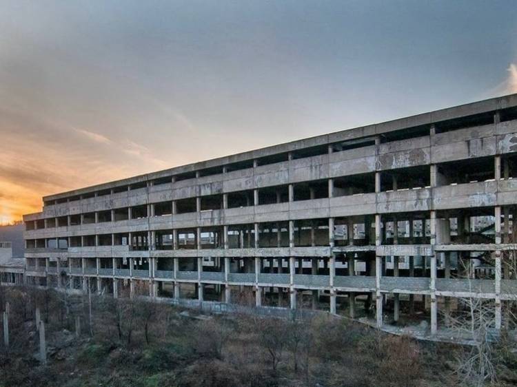 Աշակերտուհին ընկել է լքված գործարանի շենքի երրորդ հարկից