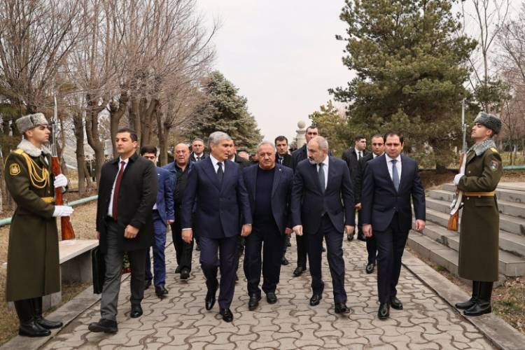 Պինդ պահեք... շողքը. «Փաստ»