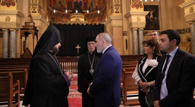 Նազելիի վարդն ու Կահիրեն. «Հրապարակ»
