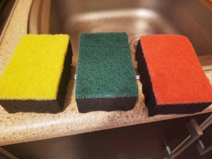 Ինչո՞ւ են աման լվանալու սպունգերը տարբեր գույների