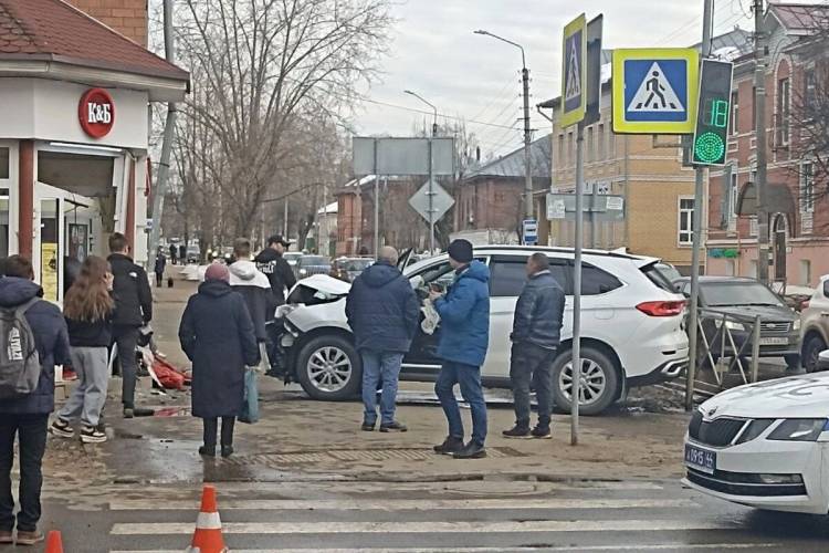 Կոստրոմայում մեքենան մանկասայլակով երեխայի հետ կնոջը մխրճվել է խանութի պատին