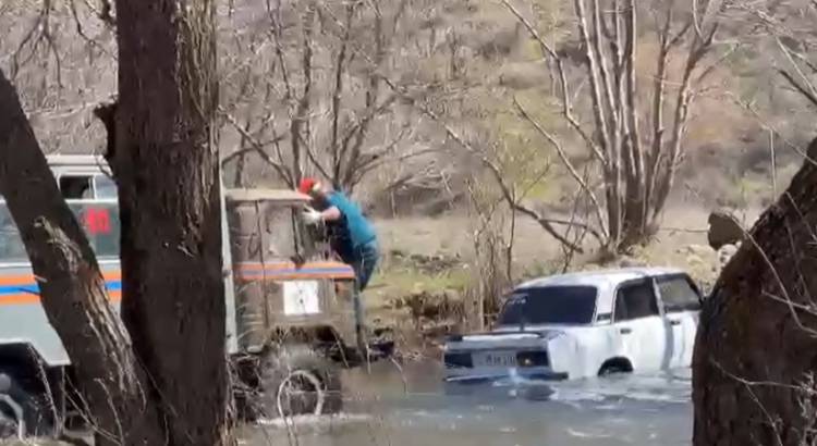Մեքենան ընկել է Արփա գետը (տեսանյութ)