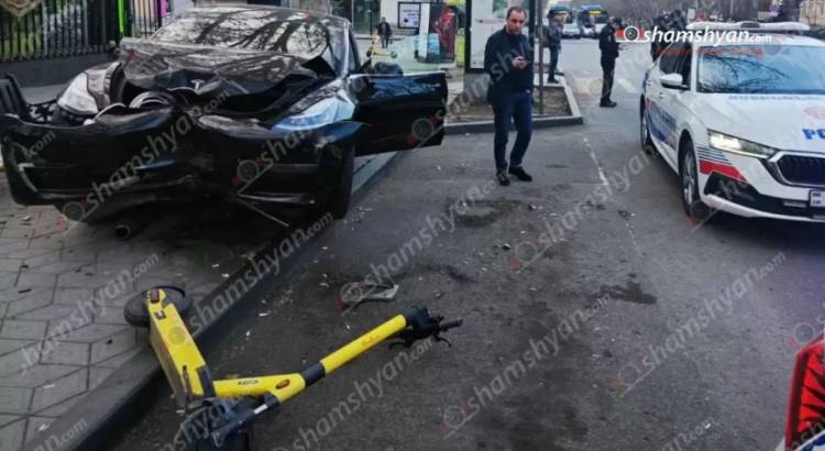 Երևանում «Tesla»-ի 41-ամյա վարորդը կոտրել է լուսակիրն ու հայտնվել հետիոտնի համար նախատեսված մայթին