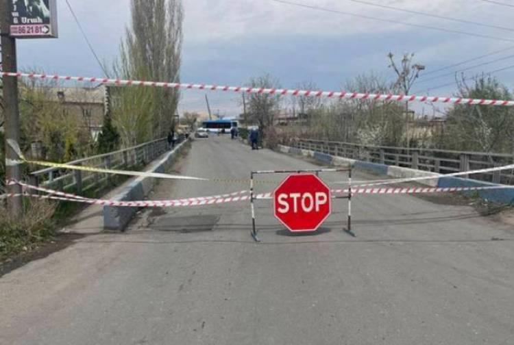 Գետափնյա գյուղի մոտ գտնվող կամրջի հետիոտնի համար նախատեսված հատվածում տեղի է ունեցել մասնակի փլուզում