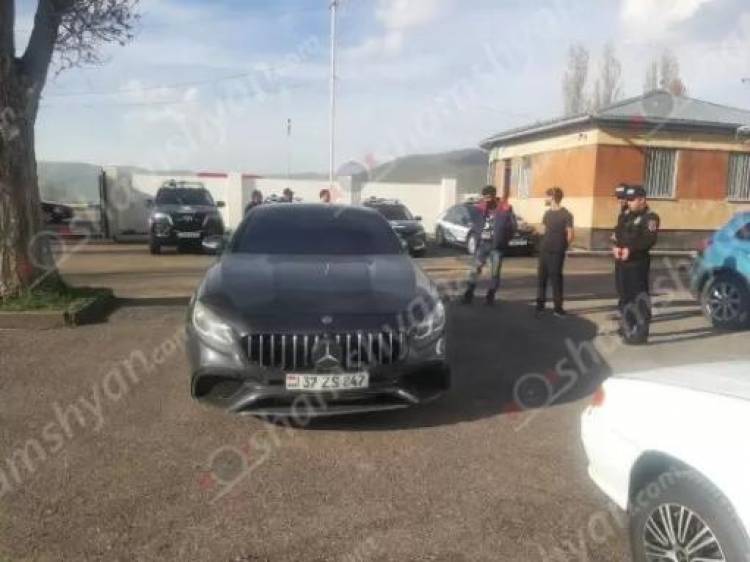«Ճվճվ Արո»-ի «Սերժուլիկը» փորձել է պարեկներին համոզել, որ մեքենաները չտանեն «պլաշչադկա»․ Shamshyan