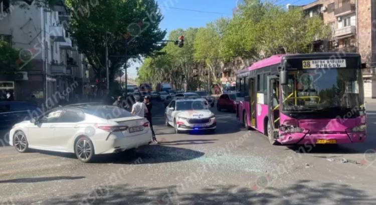 Երևանում բախվել են 38 երթուղու ավտոբուսն ու «Toyota»-ն․ վիրավոր կա