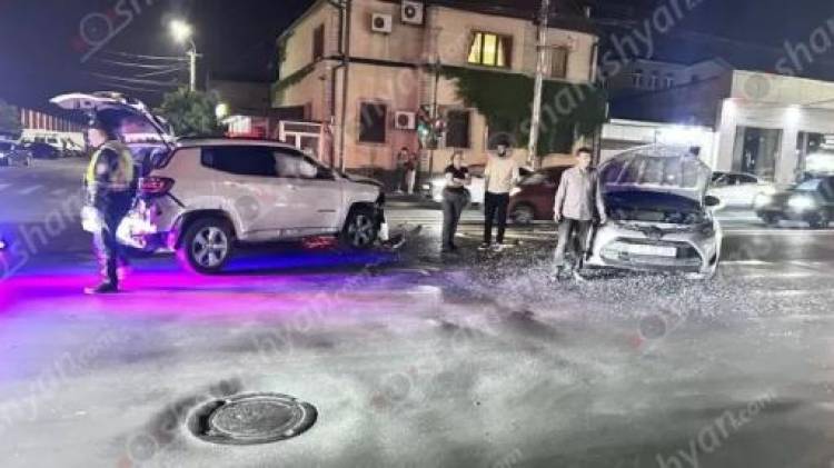 Ավտովթար՝ Երևանում. բախվել են «Toyota Camry»-ն և «Jeep Grand Cherokee»-ն