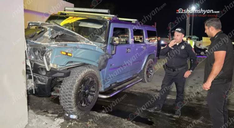 Վթար՝ Երևանում. բախվել են «Toyota»-ն ու «Hummer»-ը, որն էլ բախվել է բենզալցակայանի պատին, վիրավոր կա