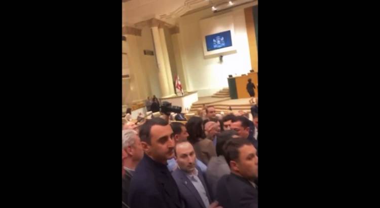 Վրաստանի խորհրդարանում պատգամավորների միջև նորից ծեծկռտուք է եղել (տեսանյութ)