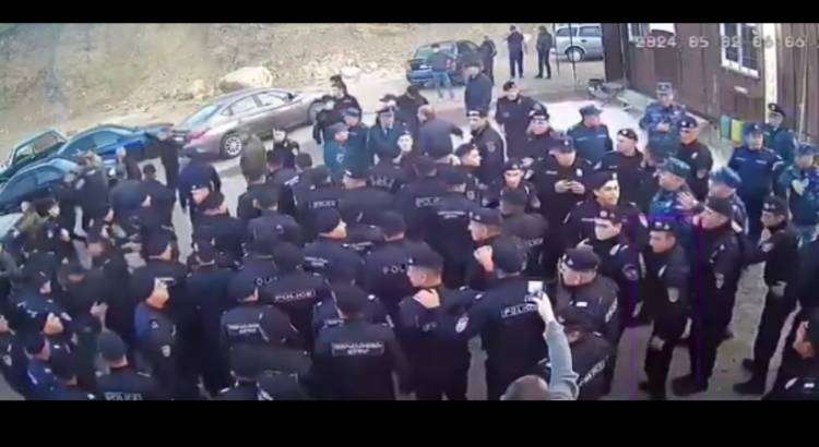 Ինչպես են ոստիկաններն ուժ կիրառում կիրանցեցիների նկատմամբ ու հրճվում (տեսանյութ)