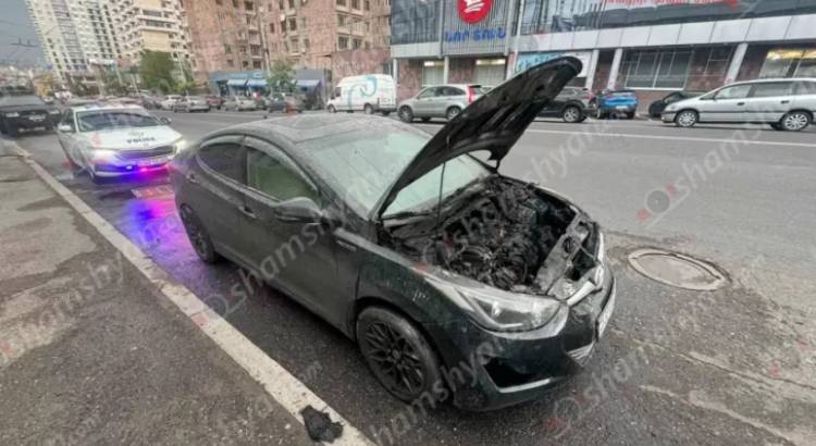 Արտակարգ դեպք՝ Երևանում. հրդեհ է բռնկվել «Կերամա Մարացիի» դիմաց կայանված «Hyundai Elantra»-ում