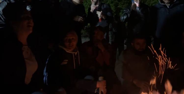 Սոլակում Բագրատ Սրբազանի գլխավորած շարժման մասնակիցները ազգային, հոգևոր երգեր են երգում (տեսանյութ)