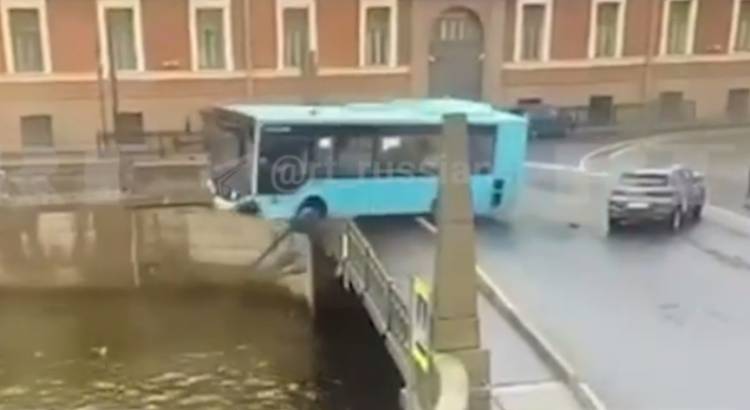 Տեսանյութ.Սանկտ Պետերբուրգում մարդատար ավտոբուսն ընկել է գետը. կան զոհեր