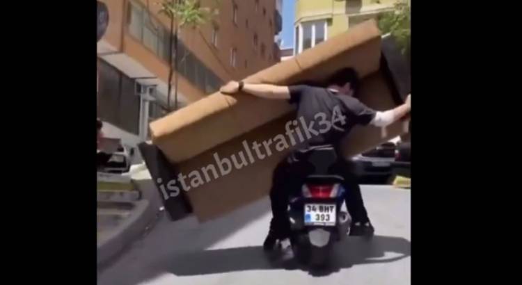 Տղամարդիկ բազմոցն առաքել են մոտոցիկլետով (տեսանյութ)