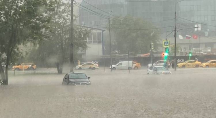 Տեսանյութ.Մոսկվայում հորդառատ անձրևից հետո մեքենաները «լողում են» փողոցներում