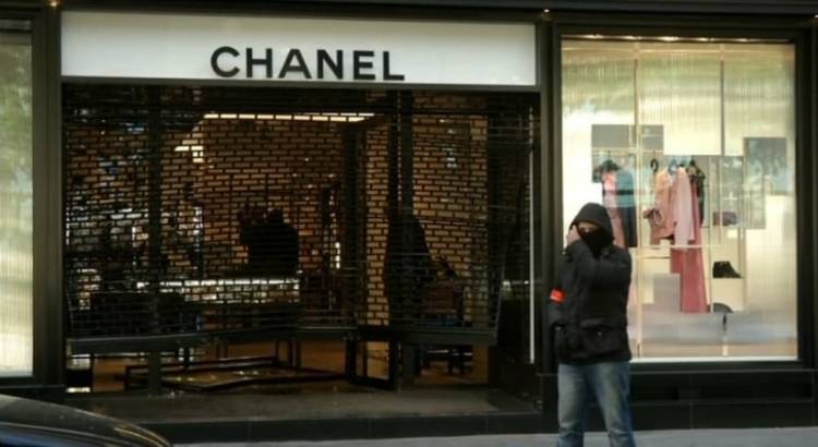 Շքեղ կողոպուտ. թալանել են Chanel-ի բուտիկը, այրել են մեքենան, ապա այլ մեքենայով դիմել փախուստի