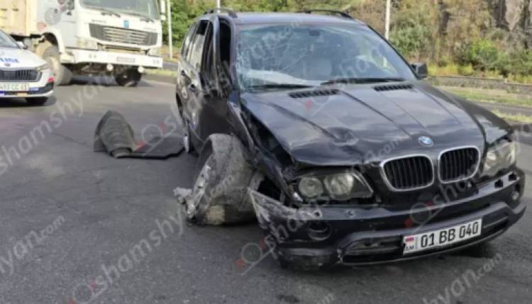 Մյասնիկյան պողոտայում «BMW X5»-ը բախվել է աղբամաններին և մասամբ հայտնվել ճանապարհի երթևեկելի գոտում