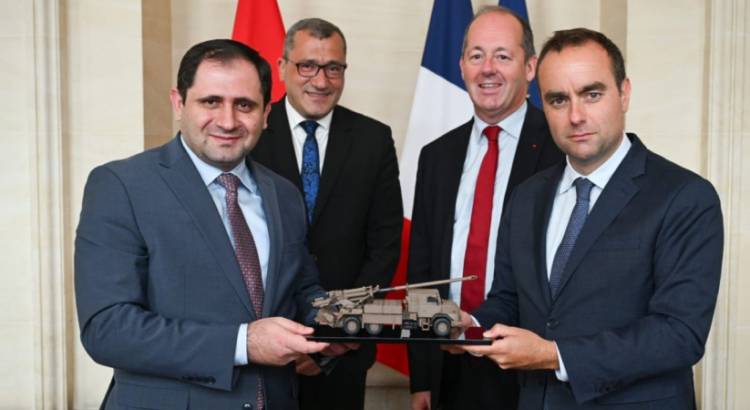 Ֆրանսիայի ԶՈՒ նախարարը հայտնել է CAESAR հրանոթների ձեռքբերման պայմանագրի կնքման մասին (լուսանկարներ)