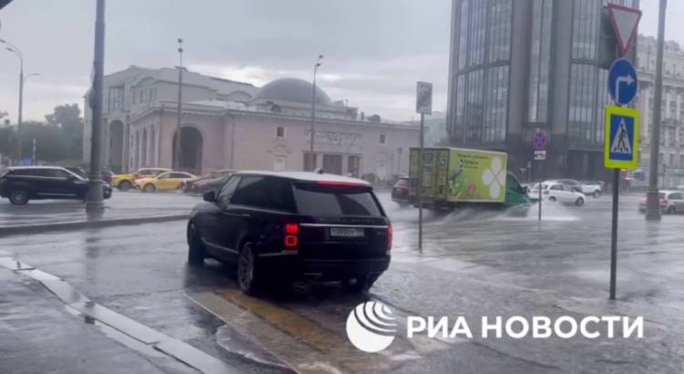 Հորդառատ անձրևից հետո նորից գետեր են առաջացել Մոսկվայի կենտրոնում (տեսանյութեր)