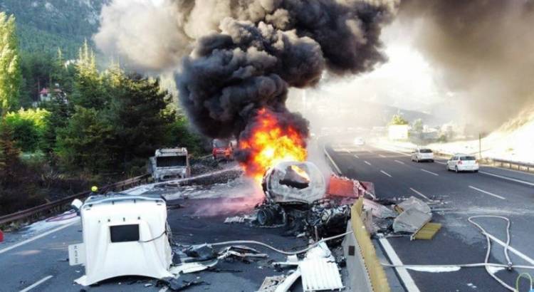 Թուրքիայում վառելիքով բեռնատարը բախվել է ձմերուկով բեռնատարին. ինչից հետո պայթյուն է եղել