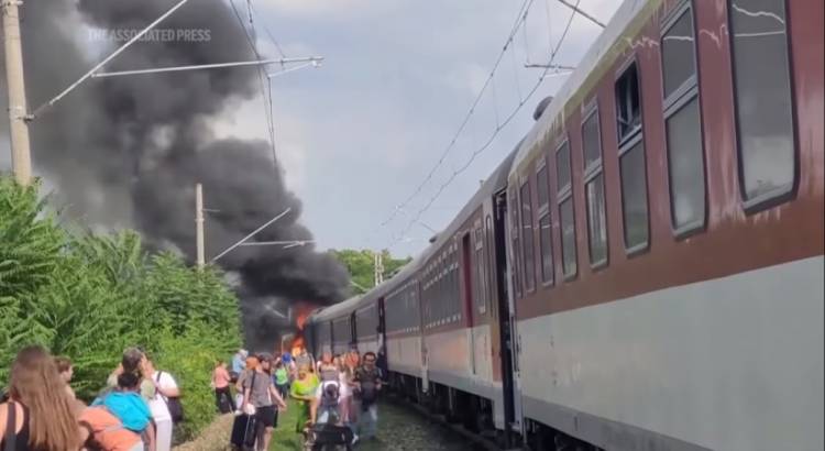 Գնացքը բախվել է ավտոբուսին․ առնվազն 7 մարդ է մաhացել, տասնյակ վիրավnրներ կան (տեսանյութեր)