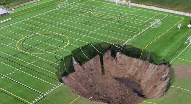Ֆուտբոլի դաշտում անսպասելիորեն 30 մետրանոց փոս է առաջացել․ ո՞րն է պատճառը (տեսանյութեր)