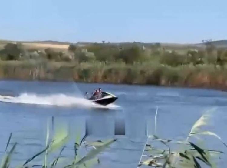 Ողբերգական դեպք. 3 հայ շրջվել և խեղդվել են սկուտերից՝ Անապայի մերձակայքում գտնվող լճում (տեսանյութ)